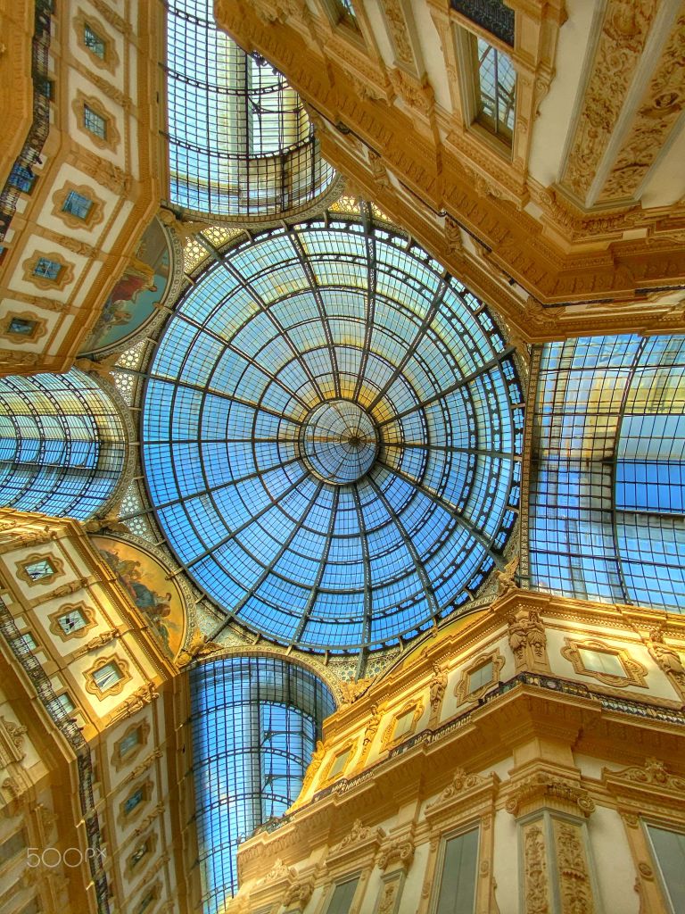 La cupola vetrata della Galleria di Milano vista dal basso