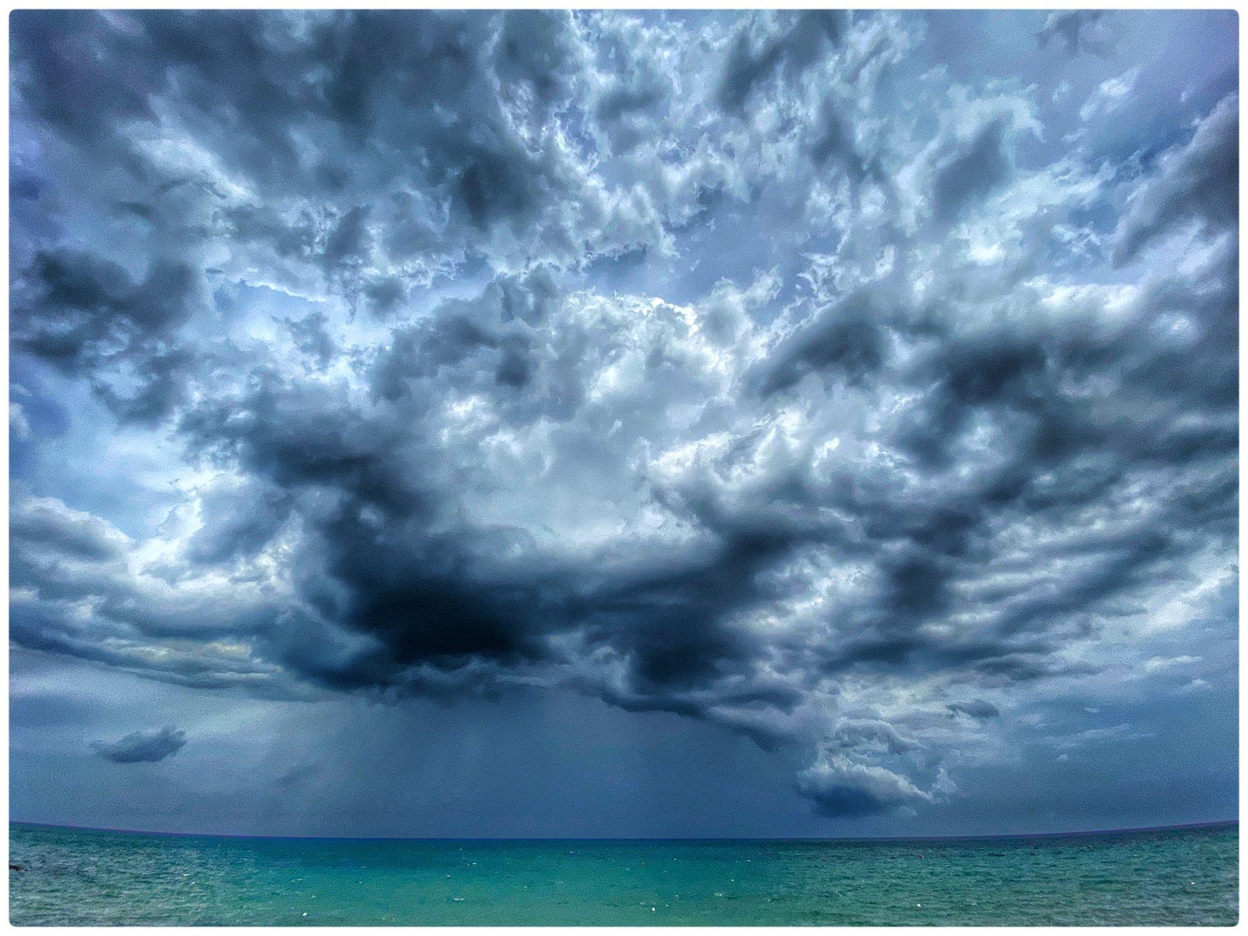 Nuvole scure sopra il mare